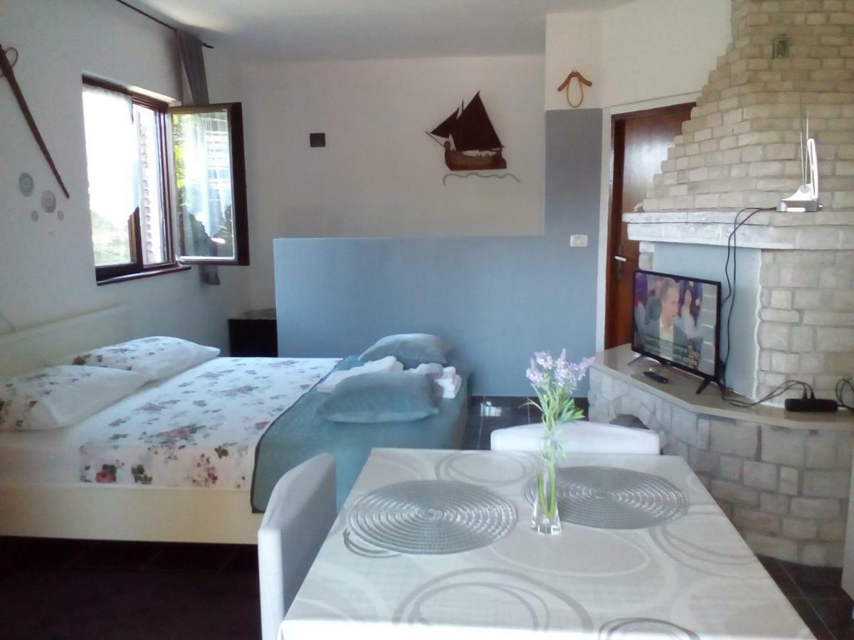 Ella Apartment Pula Luaran gambar