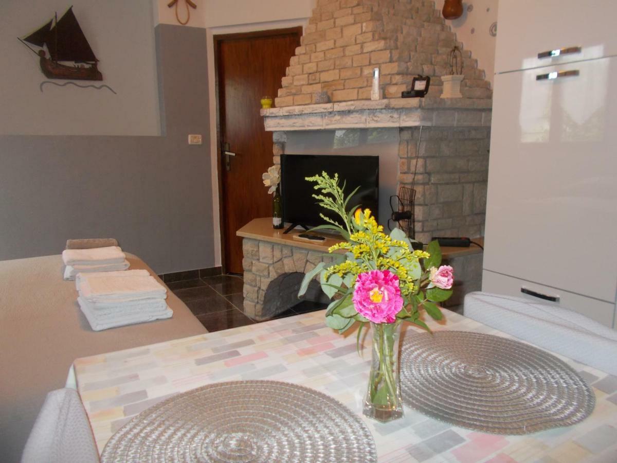 Ella Apartment Pula Luaran gambar