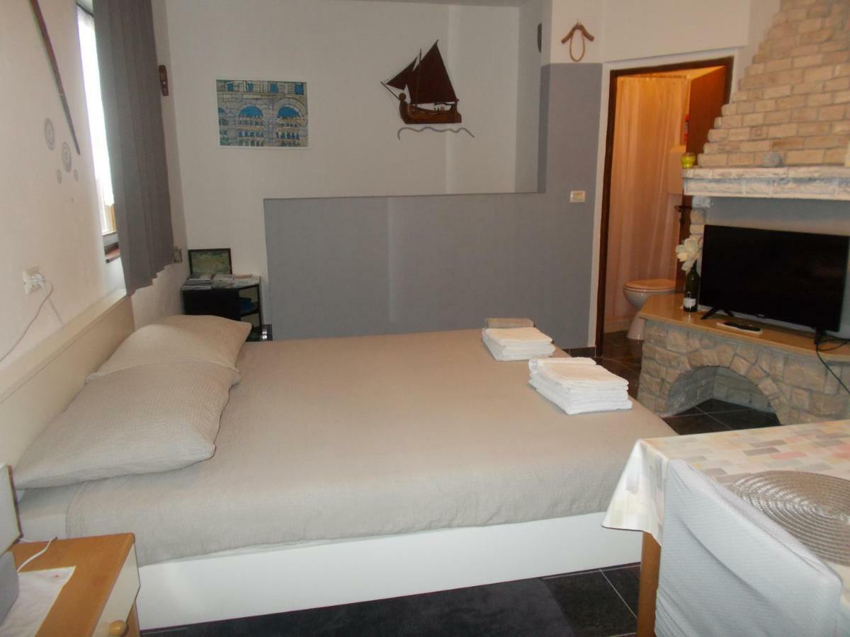 Ella Apartment Pula Luaran gambar